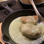 Taihouki - イタリアン鉄板餃子。
                        ジェノベーゼソースでいただきます♫