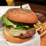 KUA`AINA - ...「厚切りモッツァレラアボカドバーガー・セット（1493円）」、モッツァレラチーズとろ～ん☆彡