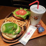 KUA`AINA - ...「厚切りモッツァレラアボカドバーガー・セット（1493円）」、ド平日の15時前後が空いてて最高☆彡