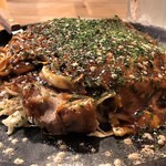 お好み焼・鉄板厨房 こいくち家 - そば肉玉 麺シングル ソース　熱々の鉄板での提供　ボリュームありますよ～