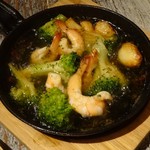 ひばりBAR No.7 - 海老とブロッコリーのアヒージョ