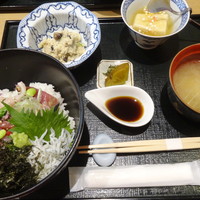 お料理 とみやま - 本日の海鮮丼御膳