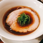 創作麺工房 鳴龍 - 醤油拉麺(麺半分) 850円