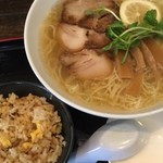 麺屋ふうる - 塩ラーメン大盛700円 チャーシュー110円 半チャーハン 210円