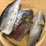 築地　銀一丁 - 本日の光物三昧２８０円。コハダ、鯵、塩〆いわし。鯵はとても美味しかったです。いわしは極軽くしめてあり、旨味を引き出す味わいです。ひと皿として大満足の品で、とても美味しくいただきました（╹◡╹）