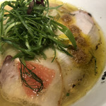 Japanese Soba Noodles 蔦 - 2種のチャーシューにピンクグレープフルーツ、ディル、からすみソース