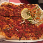Yıldız Turkish Restaurant & Bar ユルディズ トルコレストラン - 牛挽肉の薄焼ピザ