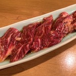 焼肉 グルマンズいとう - 和牛さがりの上のでっかいししととうを除去