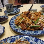 老記海鮮粥麺菜館 - 1904_老記海鮮粥麺菜館_米粉の平打ち麺。味付けが絡んで美味しい！