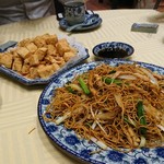 老記海鮮粥麺菜館 - 1904_老記海鮮粥麺菜館_豚焼きそば、豆腐揚げたもの。これもビールが進むんです