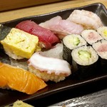 寿司勝 - シャリは米酢を使用され大きめ。にぎり6貫（鮪・蛸・サーモン・カンパチ・海老・玉子焼） 巻物3種（お新香巻・カッパ巻・ネギトロ巻）
