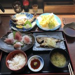 Numadu Uoichiba Shokudou - 獲れたて刺身定食、たちうお天ぷら、地いさき塩焼き、深海魚白むつ煮付け