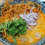 タイジンジャー - パクチーと紫玉ネギを投入