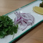 タイジンジャー - カオソーイのパクチーと紫玉ネギ、レモン、高菜。