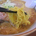 らー麺 ふしみ - すみれ風みそ（750円）　麺アップ