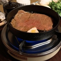 いし橋 - 小ぶりの鍋を覆い尽くす牛肉