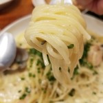 シーエムツー カフェ - 魚介のレモンクリームパスタ　麺をリフト