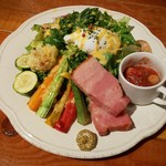 バリサイ カフェ - グリル野菜とベーコンエッグサラダ 880円