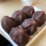 Toge no Kamameshi Honpo Ogino-ya Karuizawa Eki Uriten Shinano Kamameshi Uriten - 小さく一口で軽く頬張れる「碓氷峠の力餅」