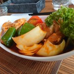 OSUASIRI AYURVEDA DINING SALON - スパイスチキンデビル。大きなチキンがごろごろ入っていて美味しい。トマト味。