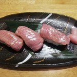 肉と魚とめん料理が充実している店 なにがし - 松阪牛の炙り寿司