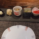 Nihon Shushokudou Shizuku - おばんざい５種盛り：左から、スナックトマトのコンポート、万願寺トウガラシとおじゃこ、おひたし、ブルーチーズとしば漬け、マスカルポーネチーズにわさび