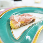 ペレグリーノ - モデナ産　モーラロマニョーラ黒豚　前うで肉の生ハム　"スパッラ・クルーダ"とフォカッチャ