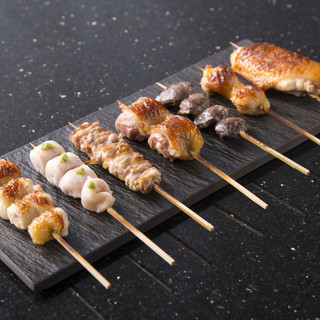 秋田比内地鶏や匠の大山鶏をじっくりと備長炭で焼き上げます。