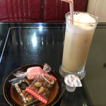 てんぷる - ドリンク写真:アイスカフェオレ430円税込み
お菓子もいにしへでうれちいな^_^