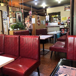 てんぷる - 店内
ソファのスプリング、中綿がへたっており、
座るとググッと沈み込むいにしへなソファ^_^