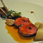 ラ・ヴァガボンド - （肉料理）　仔羊背肉の直火焼きロティ　ジュのソース　紀州備長炭の香り