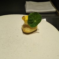 アルゴリズム - アミューズ1つ目。チーズのパンとチーズととうもろこし。チーズの塩気ととうもろこしの甘み。