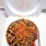 Okonomiyaki Yakisoba Fuugetsu - テイクアウト仕様・プレミアムぶた増量玉　９７２円（税込）の容器の中【２０１９年８月】