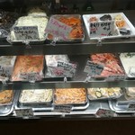 洋惣菜 亀洋 - ケーキ屋さんのようなショーケース✨　実際ケーキ屋さんのショーケースのようです‼️