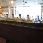 キューカンバーツリー - レストランの入口には大きな船の模型が。
            これってタイタニック？