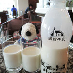 キューカンバーツリー - 北海道は牛乳が美味しいね。
            ボキらが飲んでるのは函館牛乳なんだよ～
            
            ちびつぬ「おかわりしたの～」