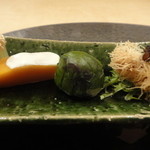 野嵯和 - 鯛の手鞠寿司の野沢菜巻き、干し芋のカダイフ巻き揚げ金山寺味噌とバルサミコソース