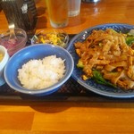 タイ エラワン - ランチ　ちんげん菜と太麺の炒め　全景
