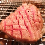 松阪牛炭火焼肉 東海亭 - 特選タンモト塩焼いてます2