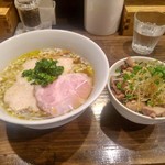 櫻井中華そば店 - 梅の山かけ冷やし塩らぁ麺&炙りチャーシュー丼
