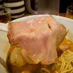 RAMEN GOTTSU - レア感の残るちゃー 　燻製なのかな？香りがあるね 　２枚もあって食べ応えも充分