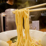 RAMEN GOTTSU - 中加水細ストレート丸麺 　スープが濃厚だから、とてもよく絡む 　モチモチ感