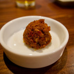 RAMEN GOTTSU - 辛肉玉 　後半はコレを溶かしていきます 　スープが赤〜く変色し… 　何やらスパイス感 　単に辛くなるわけぢゃないのかー