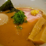 RAMEN GOTTSU - とろみのある濃厚な見た目で 　色は味噌ラーメンのよう 　大きなちゃーには柚子が乗ってる 　葱、味玉、メンマ、海苔