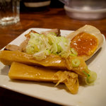 RAMEN GOTTSU - ちゃーに葱のってる♪ 　温かい、脂の甘いバラ 　味玉はけっこう濃い味 　メンマは大きくて柔らかい