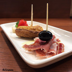 ティア ユミコ - Hamon Serrano＋Aceite de oliva negro､Tortilla､Pinchos