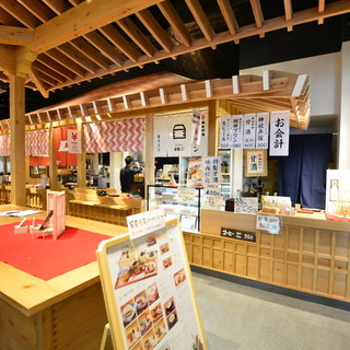 店頭の立ち飲みカウンター。