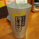 Atsuatsu Niku Jiru Kyouza Aji Kura - 普通のレモンサワー。190円なのでちょうど良い。