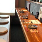 炭焼 おかげさん - 玄関で靴を脱いで入店致しますのでとても寛げるカウンター