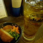 なかむら参 - 牛肉コロッケ１００円とウーロンハイ２５０円